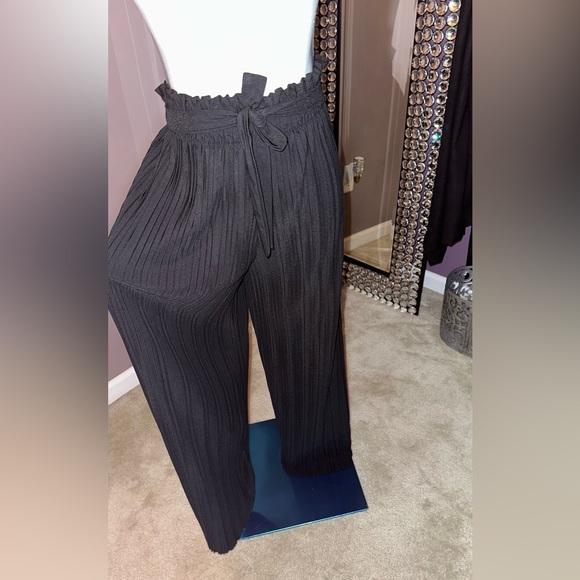 Elegant Black Pleated Pants - Picture 2 of 8